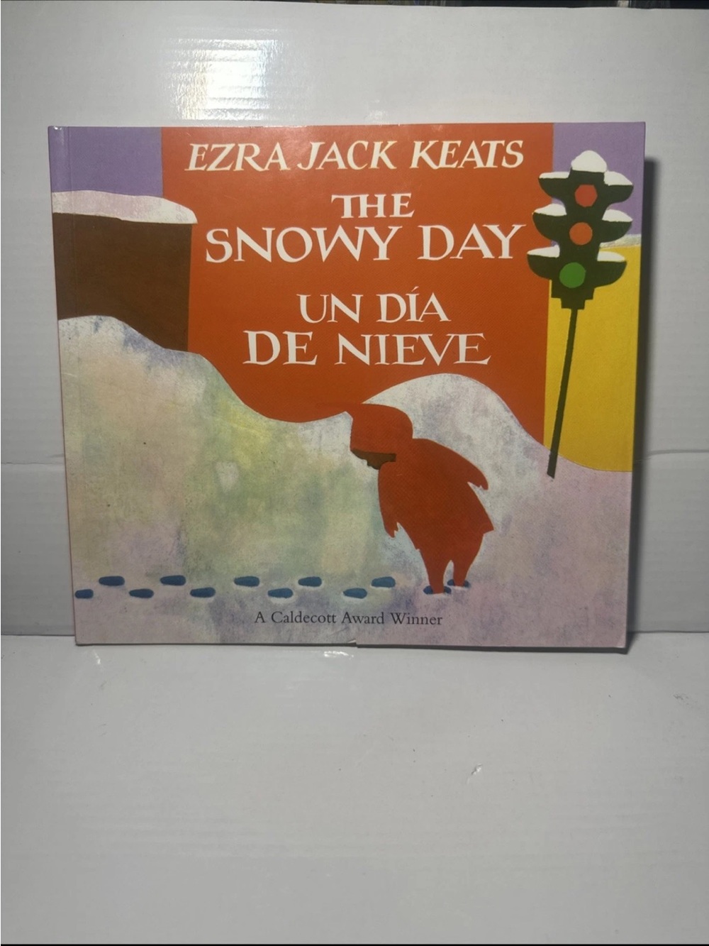 The Snowy Day / Un Día de Nieve by - Red, Purple, Yellow Cover